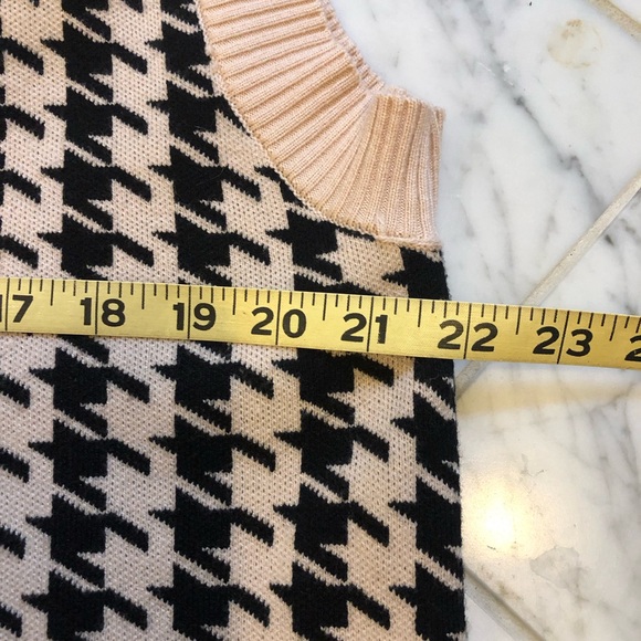 MEDIUM HOUNDSTOOTH Billie Sweater Vest.
Sleeveless Knit Roomy - Picture 7 of 11